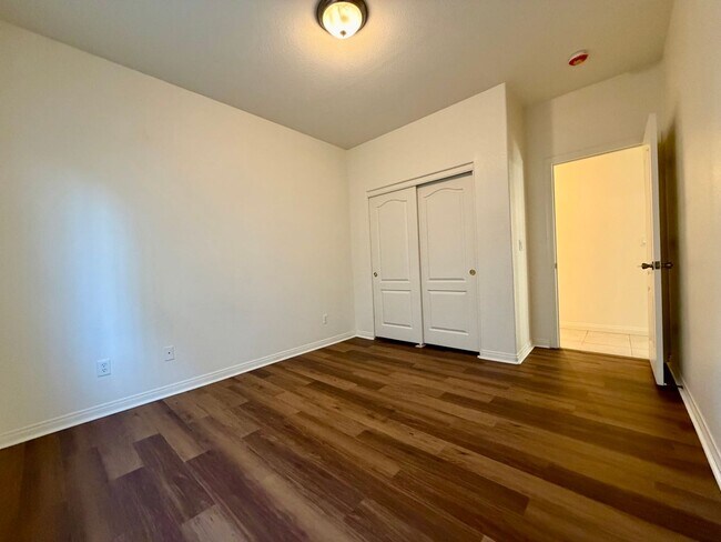 Building Photo - Lovely, large 4 bedroom