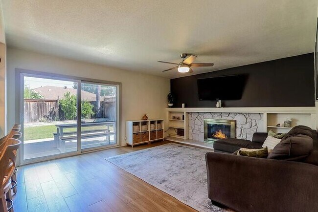 Building Photo - Quiet Cul De Sac Home