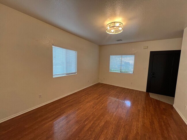 Building Photo - 3 BEDROOM HOME IN THE FOOTHILLS!