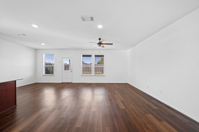 Building Photo - 329 Paso Fino Dr