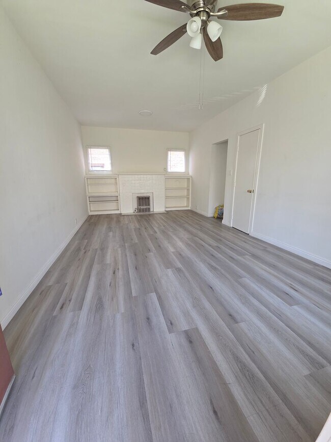 Building Photo - spacious unit by Americana/Galleria