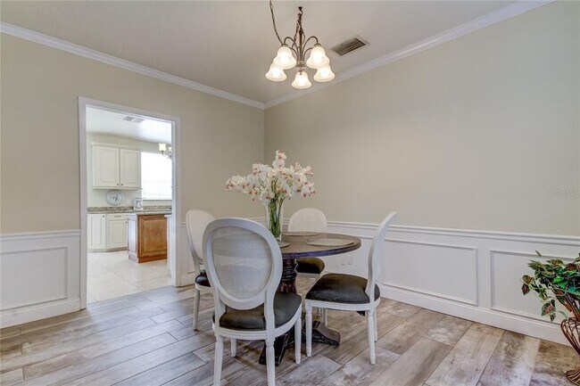 Building Photo - 9401 Woodbay Dr