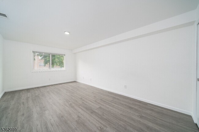 Building Photo - 392 College Dr