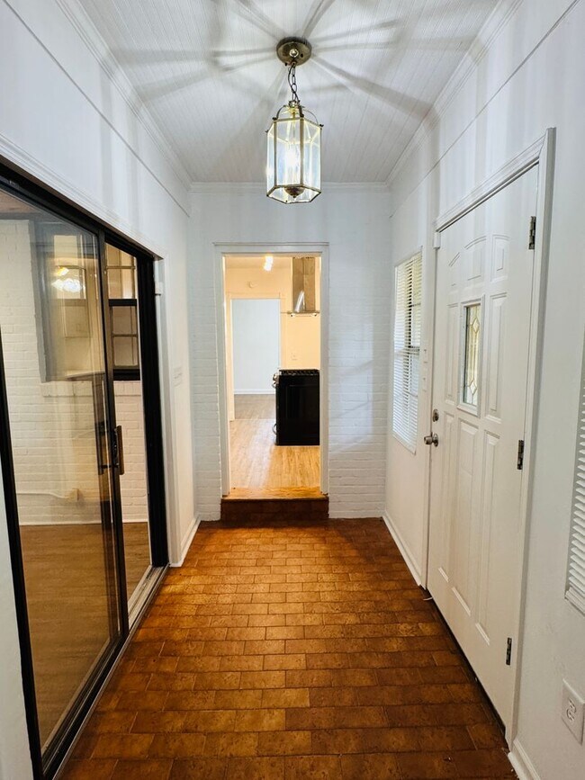 Building Photo - 4-Bedroom just perfect for your family