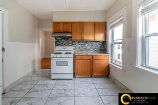 Building Photo - 16 Pinkham Pl