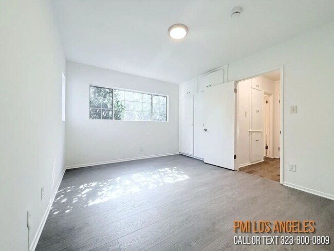 Building Photo - 10565 Camarillo St
