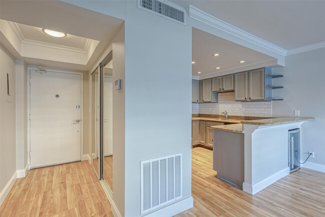 Building Photo - 2900 NE 30th St