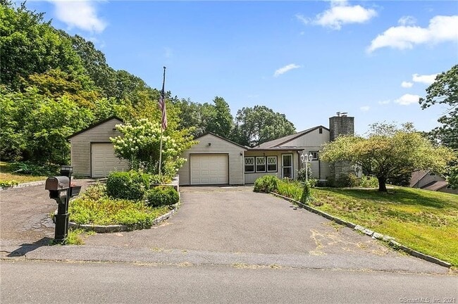 Building Photo - 2 Horseshoe Dr