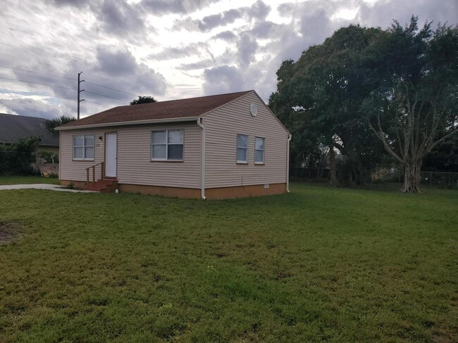 Building Photo - 210 NW 13th Ave