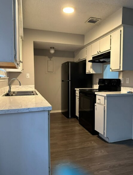 Building Photo - 128 S Las Vegas Trail