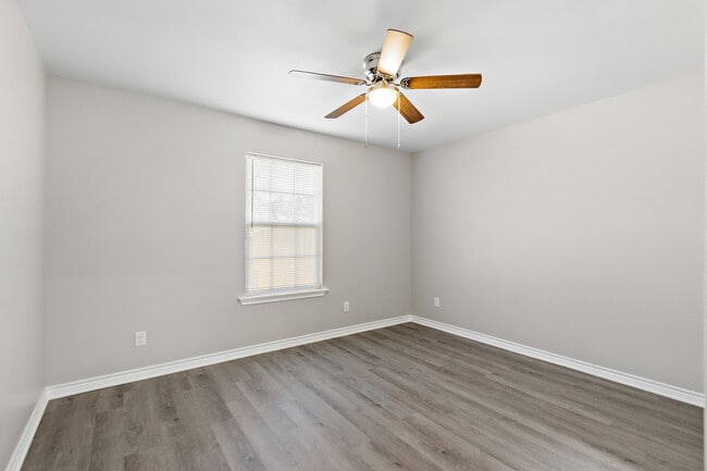 Building Photo - 216 W Starr Ave