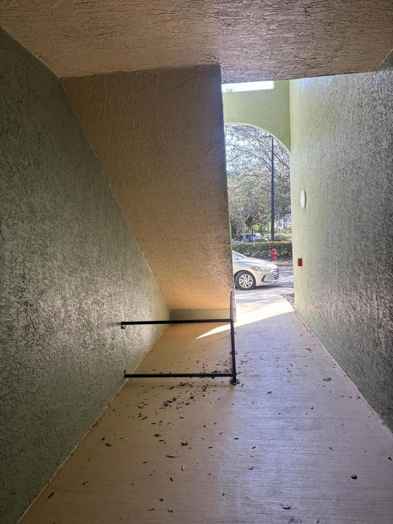 Building Photo - 350 Crestwood Cir