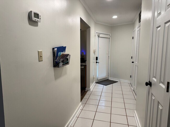 Building Photo - 1517 College Way