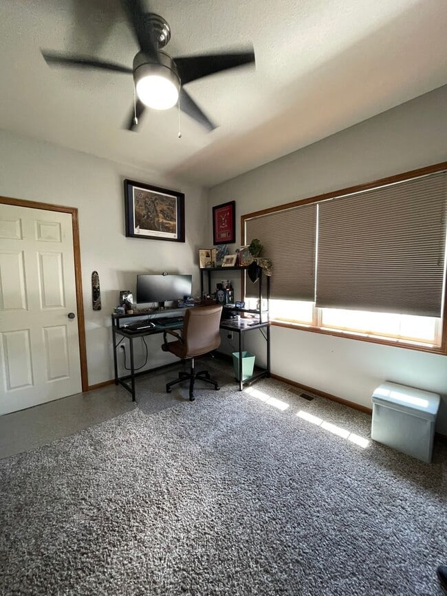 Building Photo - 825 Locharno Dr