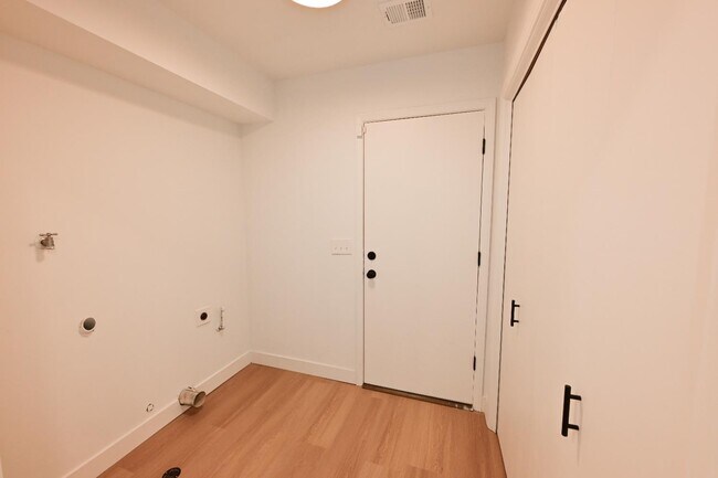 Building Photo - 8418 N Del Mar Ave