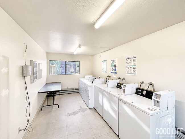 Building Photo - Beautiful 2B/2BA Condo in Pacific Beach w/ Parking & Swimming Pool!