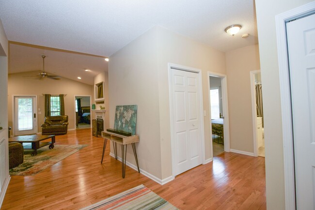 Building Photo - Beautiful Fully Furnished 3BR Home in Cent...