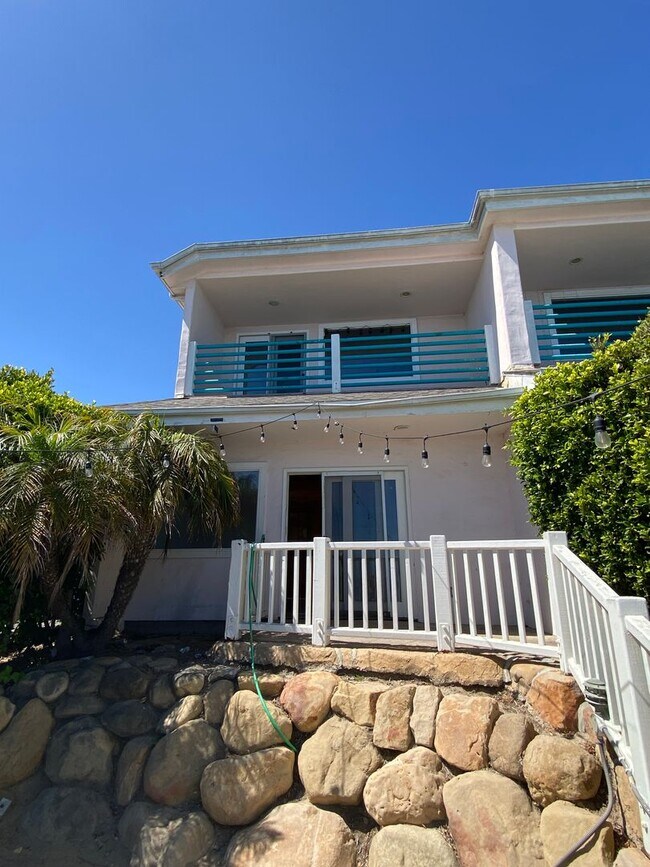 Building Photo - 6579 Del Playa Dr