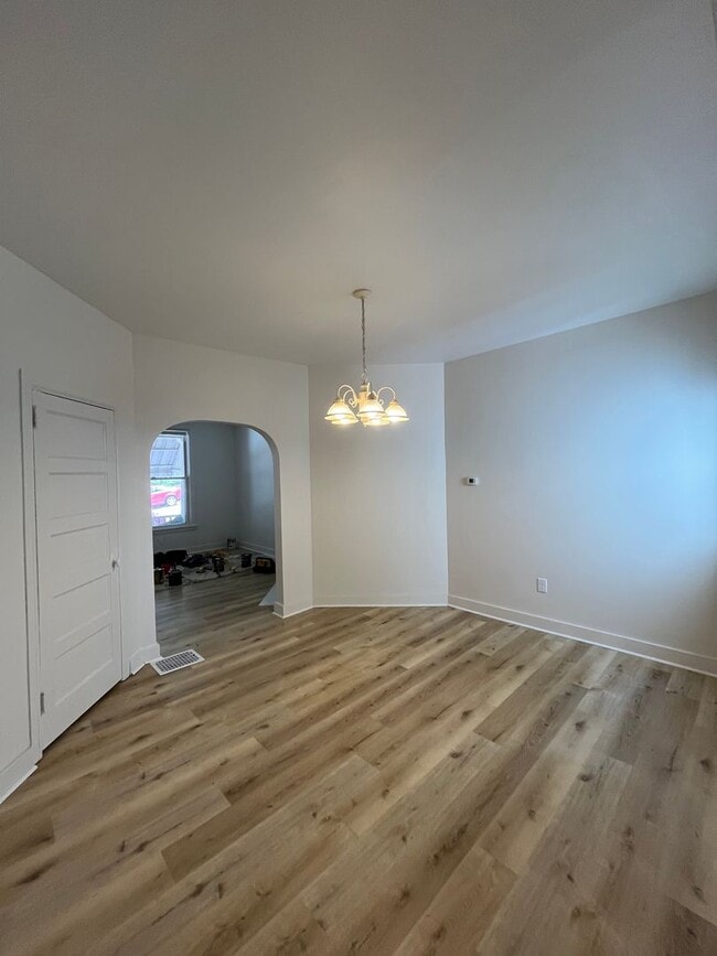 Building Photo - Large 2 Bed, 1 Bath Home, with Office/Bonus Room! Available Now!