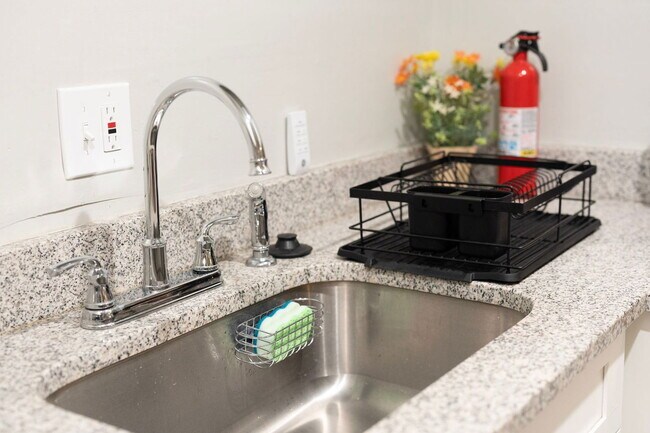 Building Photo - 1601 W Cary St