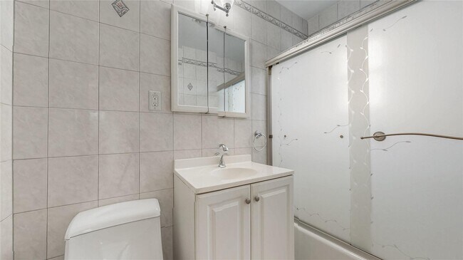 Building Photo - 56-25 Remsen Pl