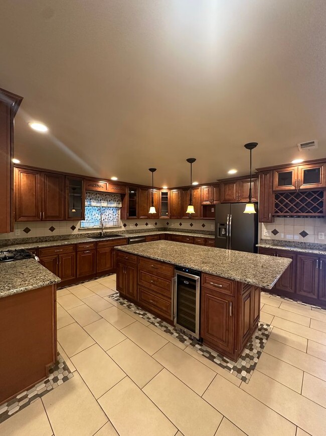 Building Photo - Gorgeous, 3 bedroom, 2.5 bath home, ready for move in