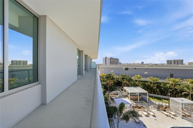 Building Photo - 400 Central Ave