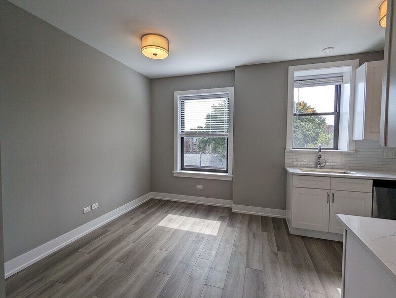 Building Photo - 3935 N Janssen Ave