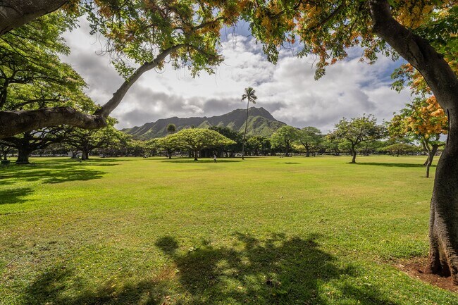 Building Photo - Oceanfront Kaimana Beach Studio at Sans Souci