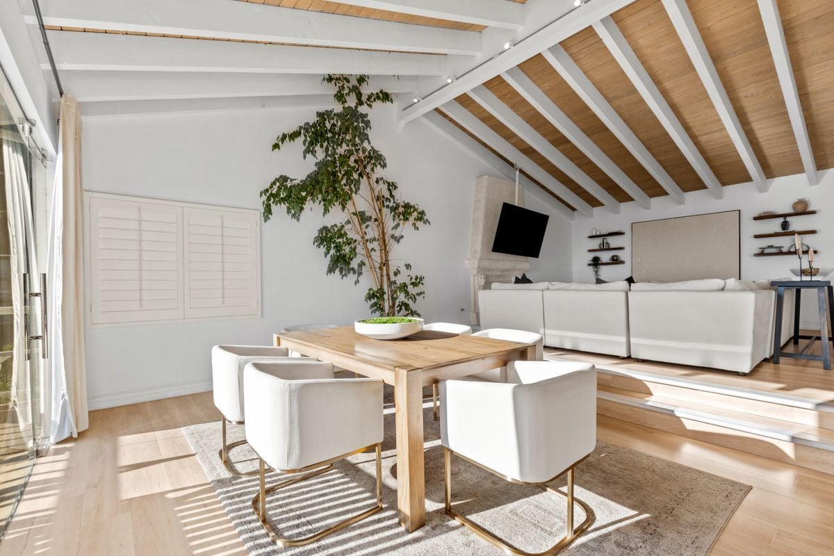 Building Photo - 2019 Sunset Plaza Dr