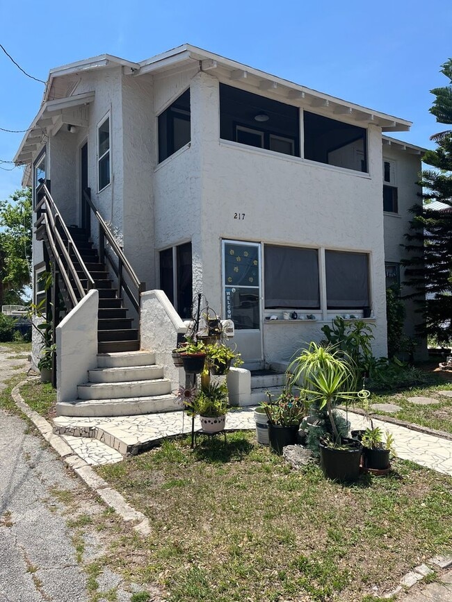 Building Photo - Rent the whole top floor!