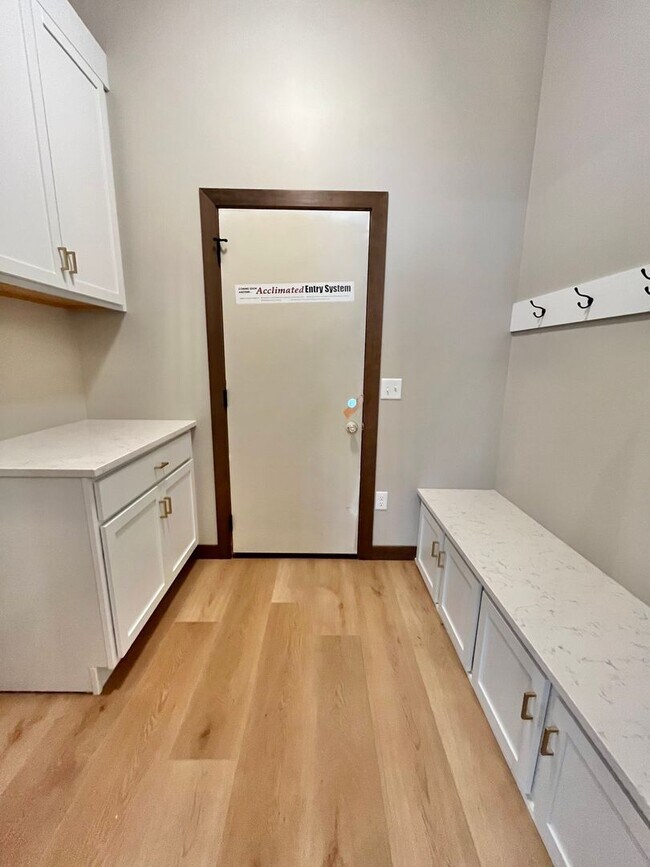 Building Photo - 5 Bed/2.5 Bath Twinhome For Rent!!