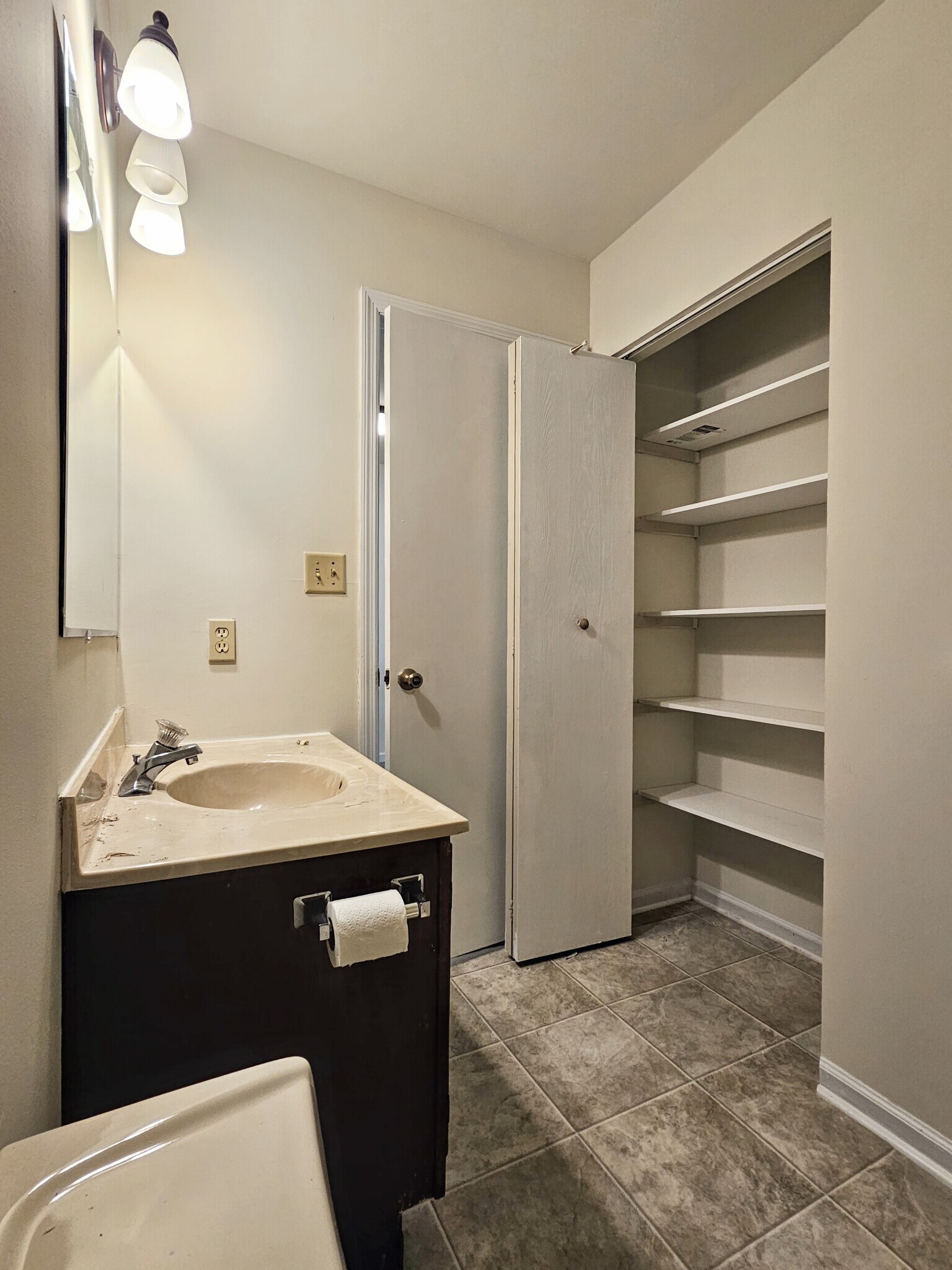 Building Photo - 137 Millview Ct