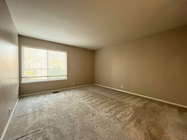 Building Photo - 2 Bed 2 Bath Corner Condo ~ Cedar Mill w/ Washer & Dryer, Parking and Pool! Convenient to Nike, S...