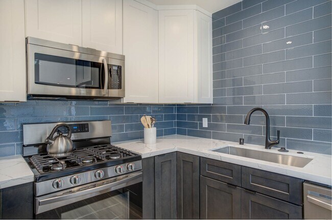 Building Photo - STUNNING REMODELED UPSTAIRS 2BD/2BA UNIT I...