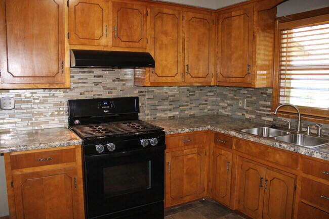 Building Photo - Move in Special - 3bed 2 bath in KCK off T...