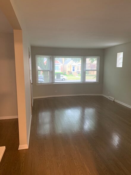 Frontroom newly Refinisher floor through out apartment - 5338 W Sunnyside Ave