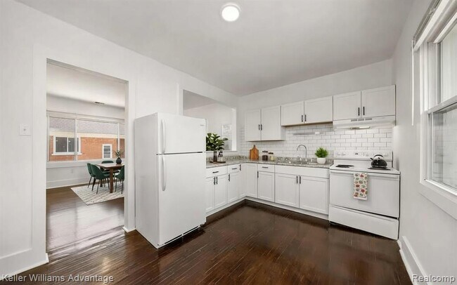 Building Photo - 1975 Gladstone St