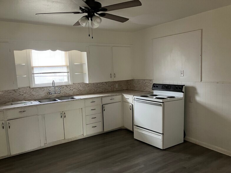 Building Photo - 600 Alexander