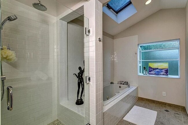 Building Photo - Stunning Sound & Olympic Mountain View Home in North Admiral