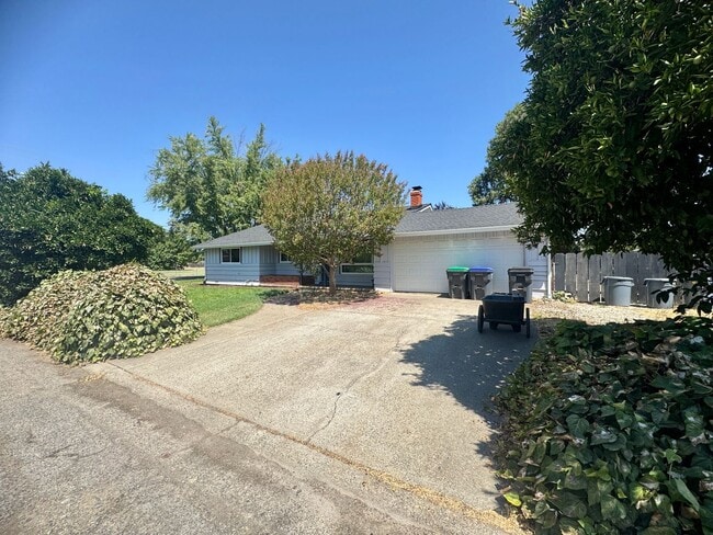 Building Photo - 4 Bedroom