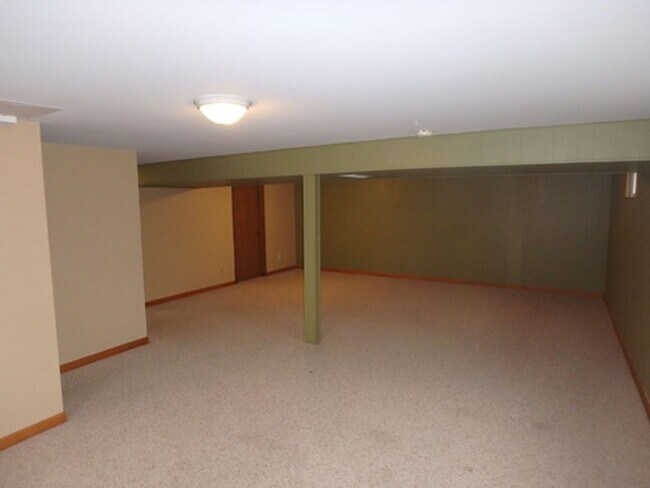 Building Photo - 2300 N Semon Rd