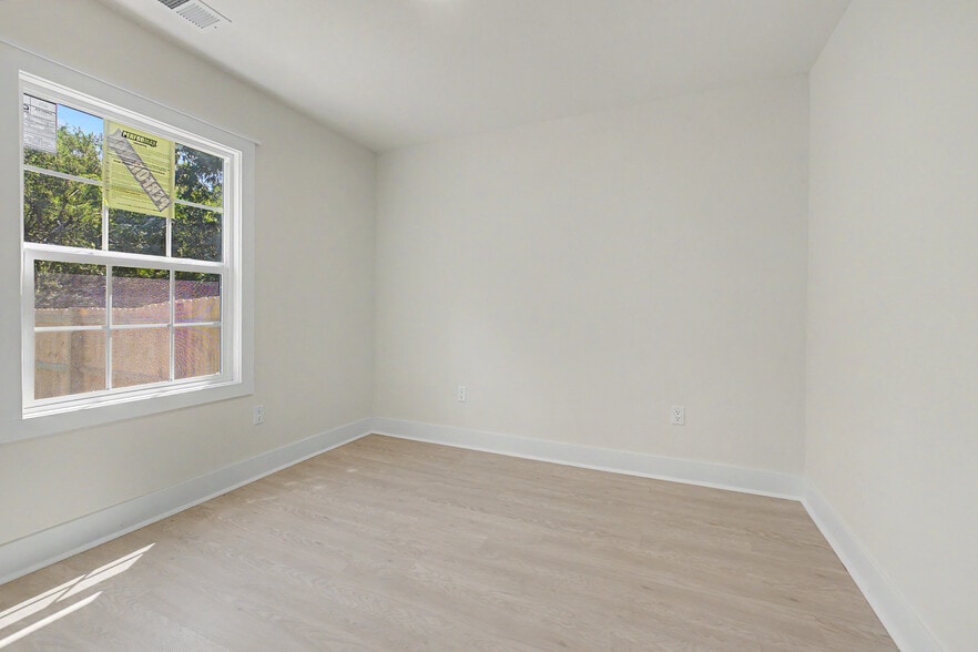 Building Photo - 834 N Walker Ln