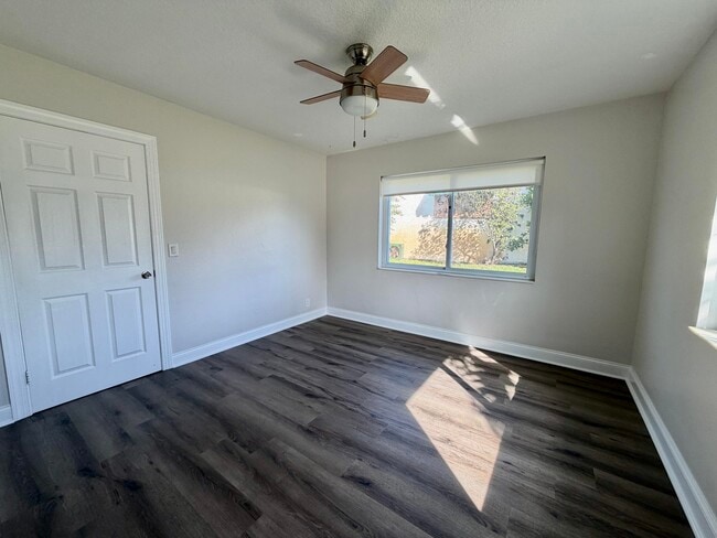 Building Photo - 1615 Crest Dr