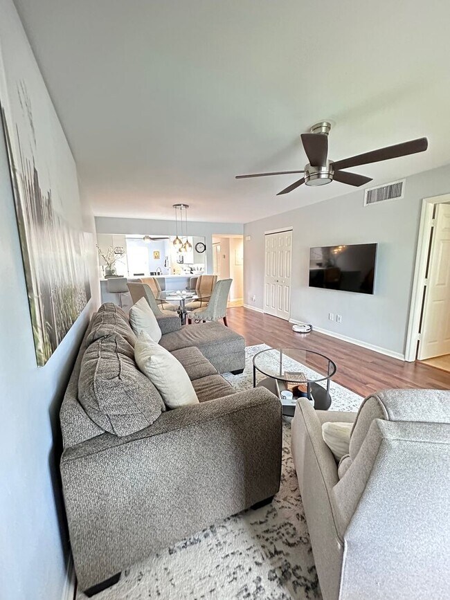 Building Photo - Renovated 1st Floor Seasonal unit in North Naples