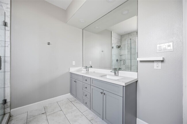 Building Photo - 708 Schwartz St