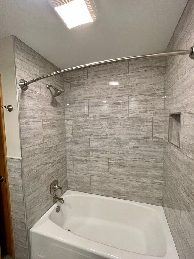 Building Photo - Newley Remodeled 1bed 1bath located near the Vilas neighborhood and hospitals