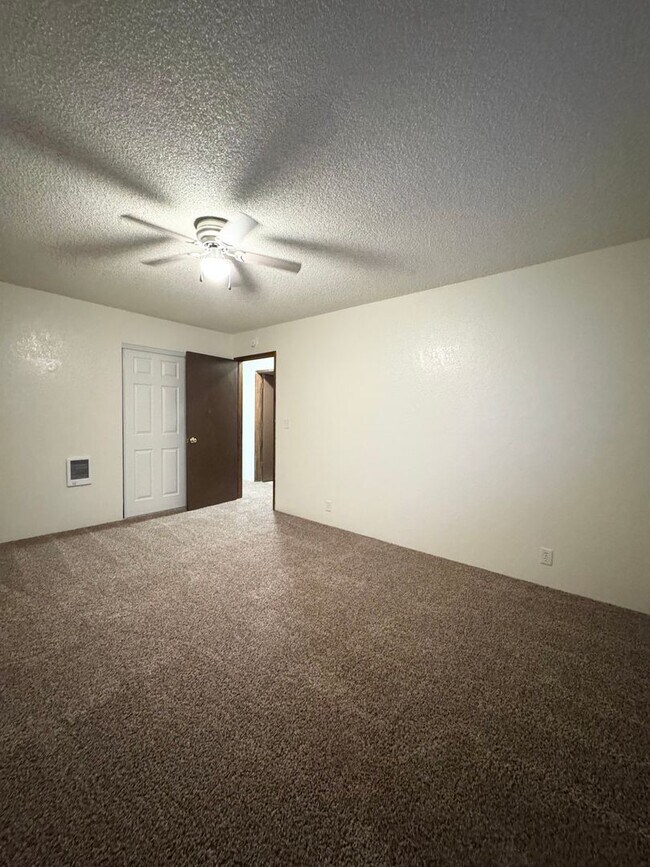 Building Photo - Move-In Special! $250/OFF 1st Month Rent