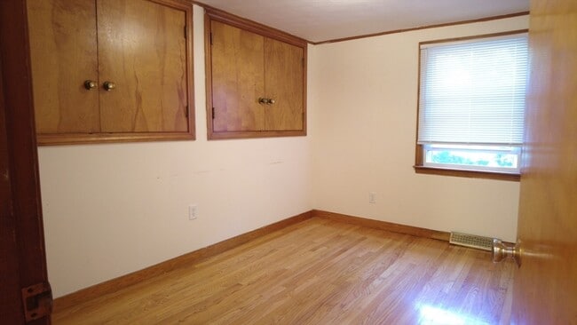 Building Photo - 12 Oak Hill Rd