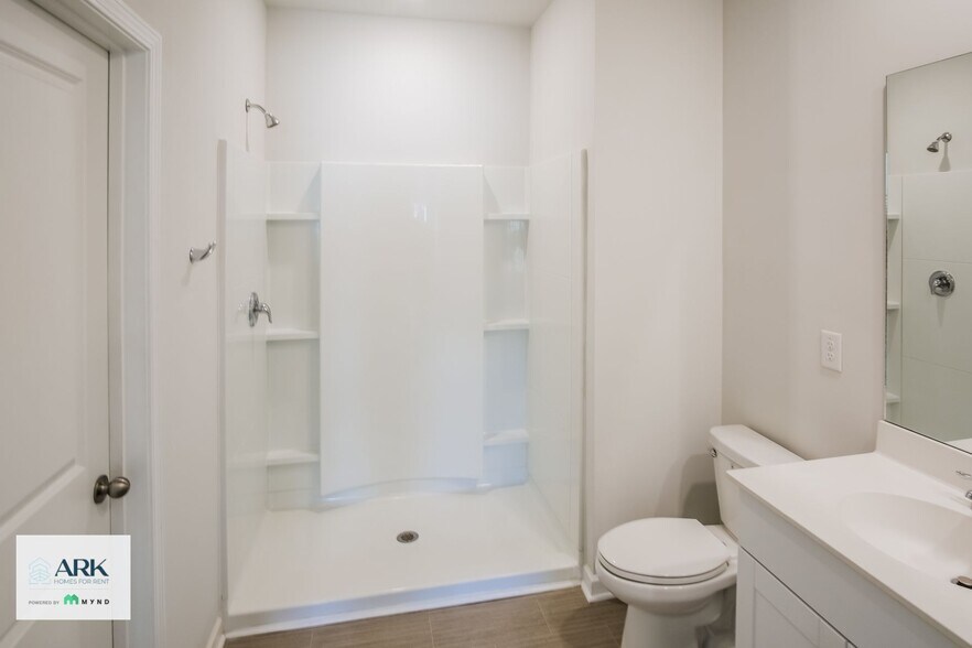 Building Photo - 700 Watercliff Dr